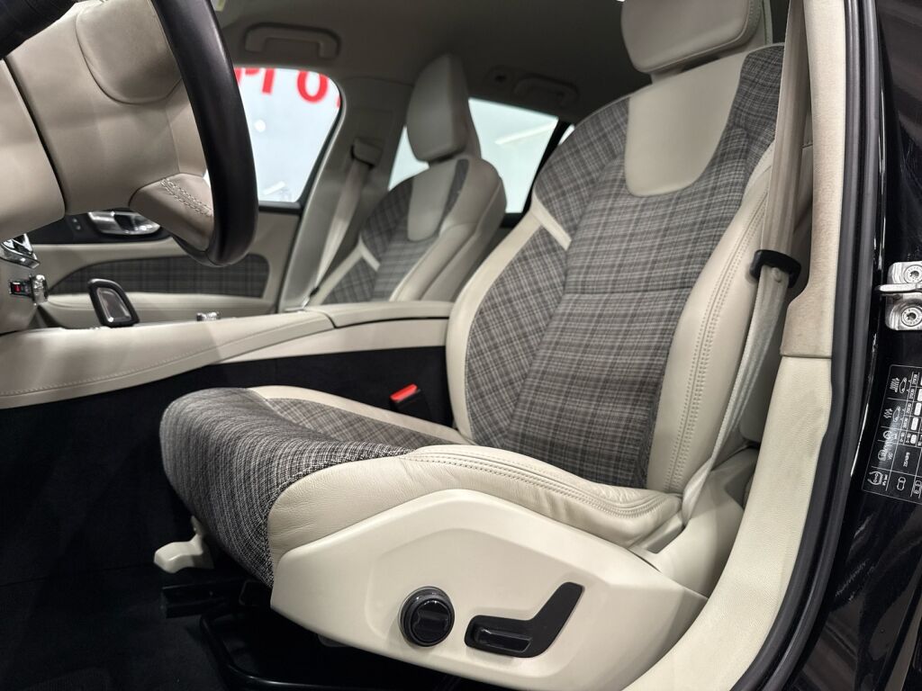 Volvo V60 2021 Musta