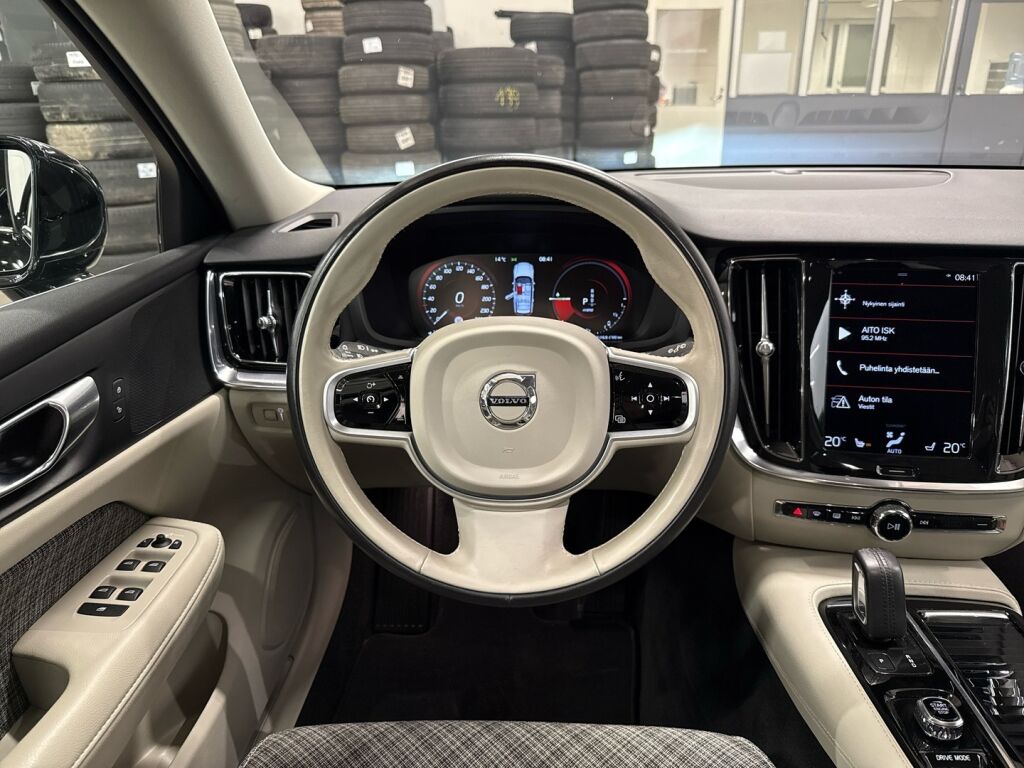 Volvo V60 2021 Musta