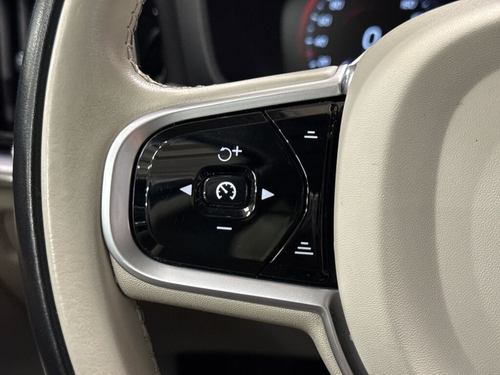 Volvo V60 2021 Musta