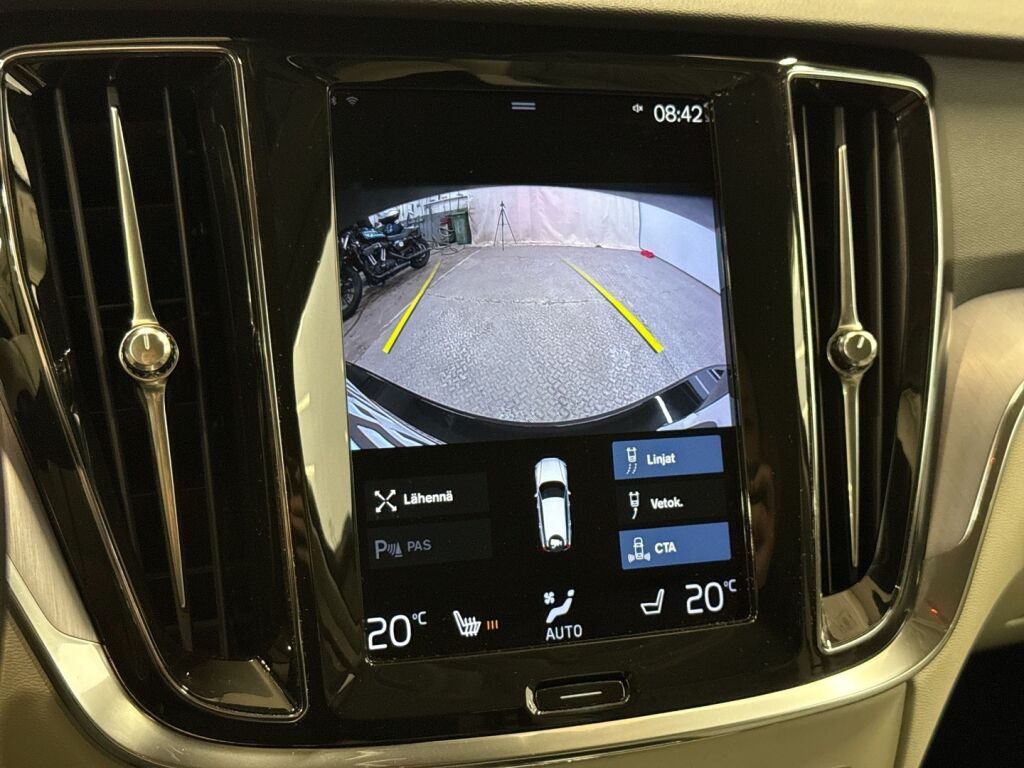 Volvo V60 2021 Musta