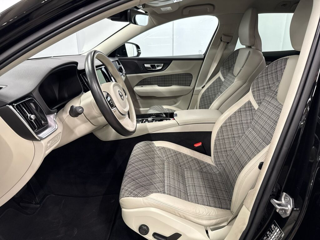 Volvo V60 2021 Musta