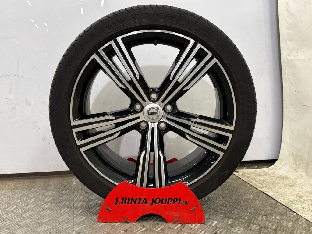 Volvo V60 2021 Musta