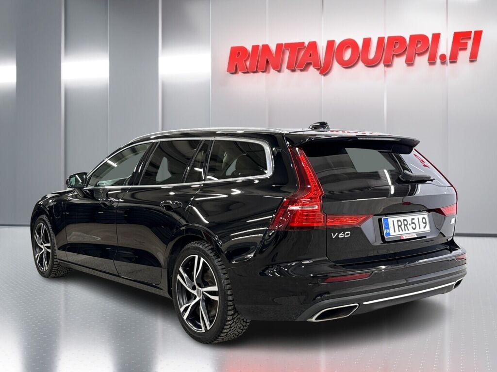 Volvo V60 2021 Musta