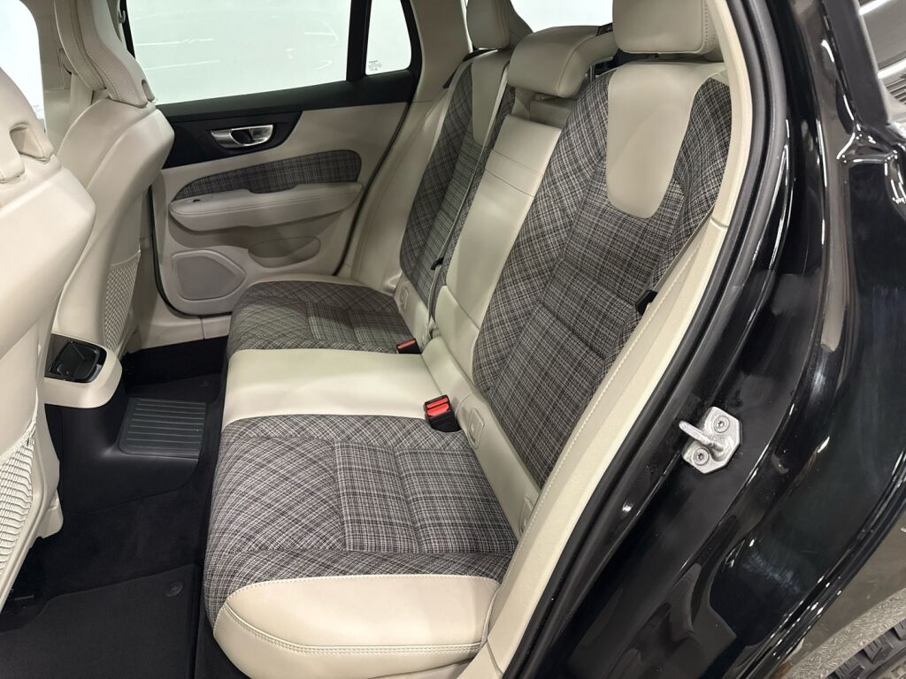 Volvo V60 2021 Musta