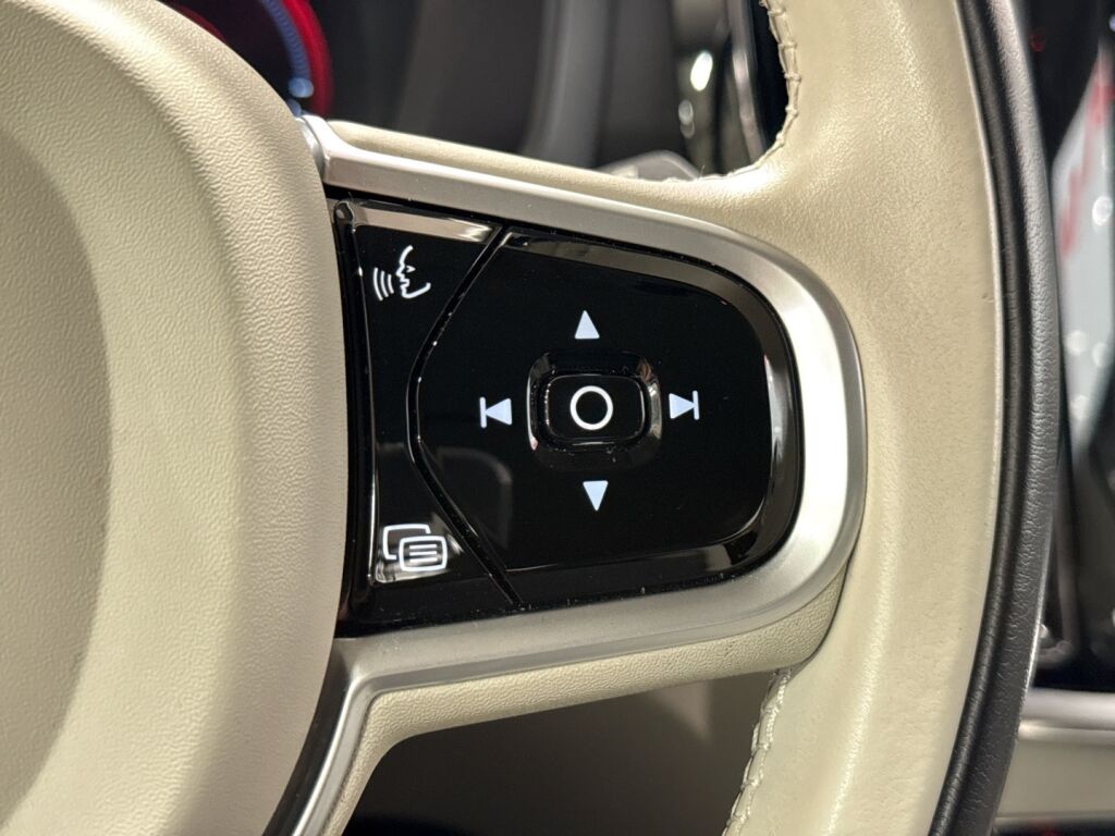 Volvo V60 2021 Musta