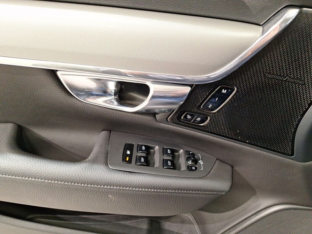 Volvo V90 2021 Musta