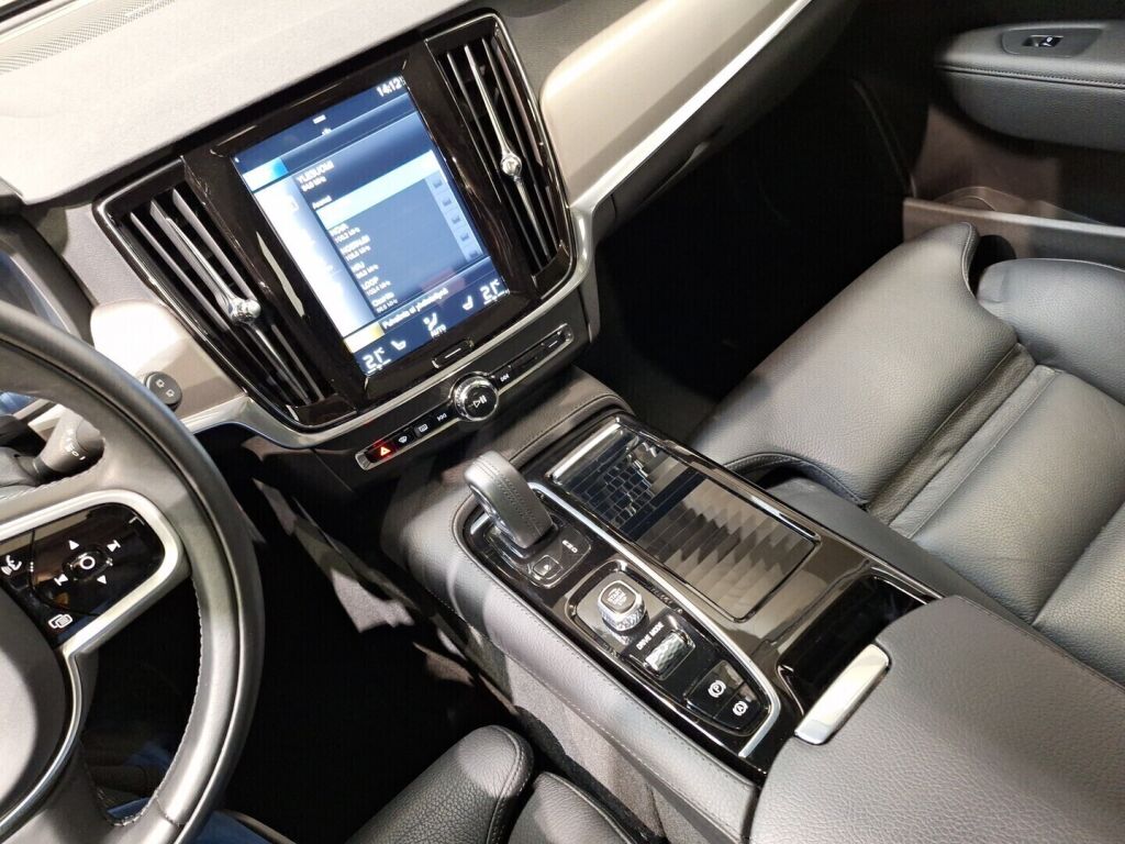 Volvo V90 2021 Musta