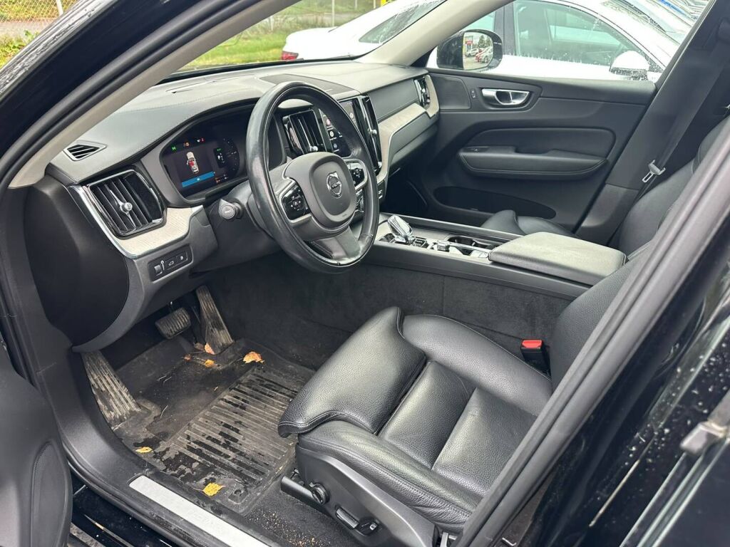 Volvo XC60 2022 Musta