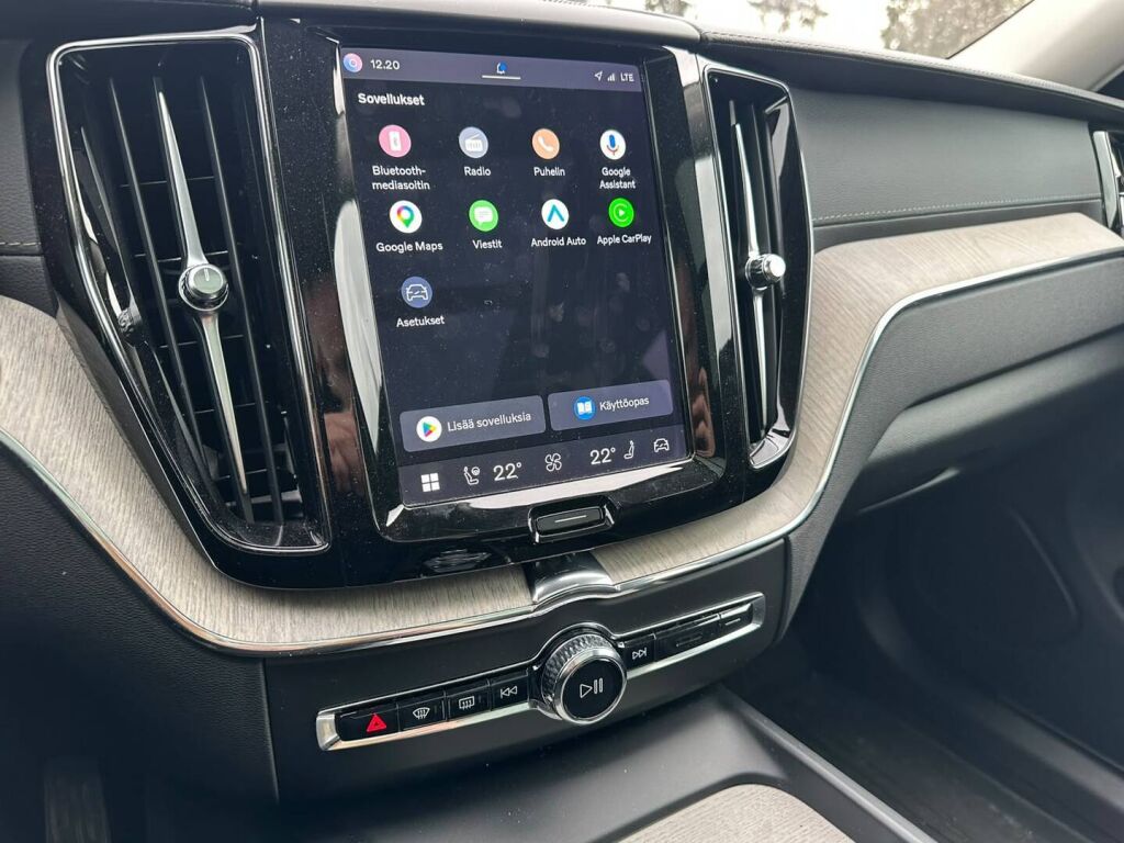 Volvo XC60 2022 Musta