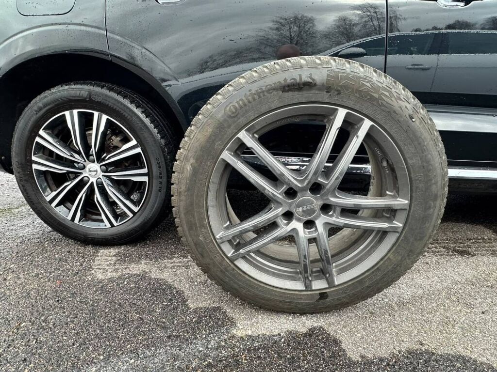 Volvo XC60 2022 Musta