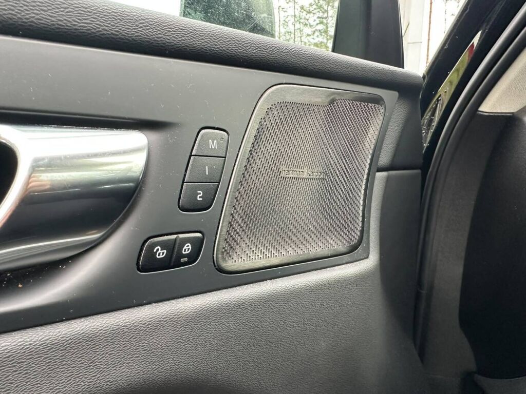 Volvo XC60 2022 Musta