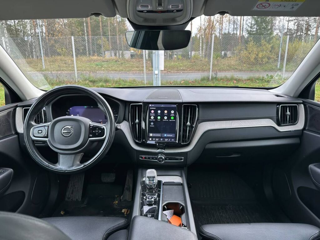 Volvo XC60 2022 Musta