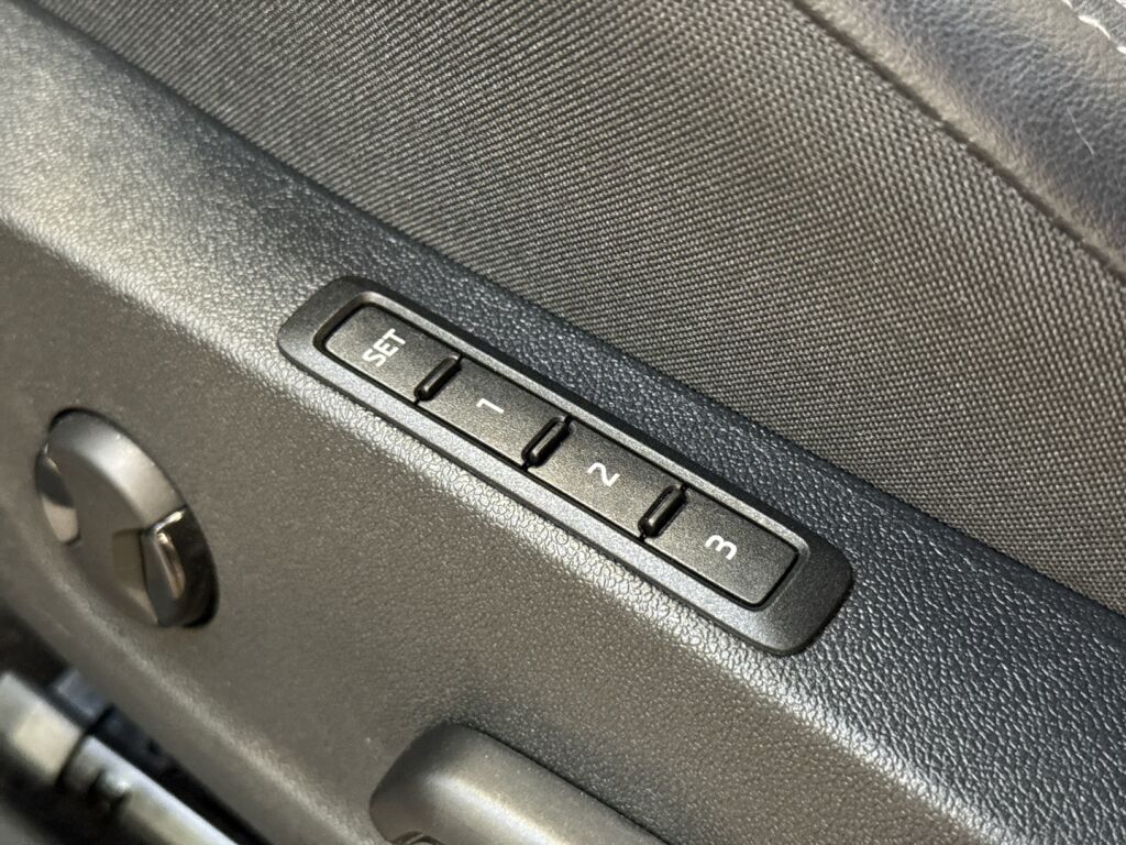 Skoda Enyaq 2024 Musta