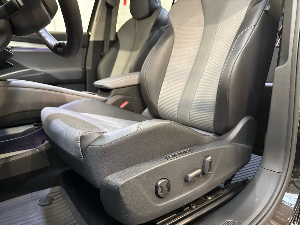 Skoda Enyaq 2024 Musta