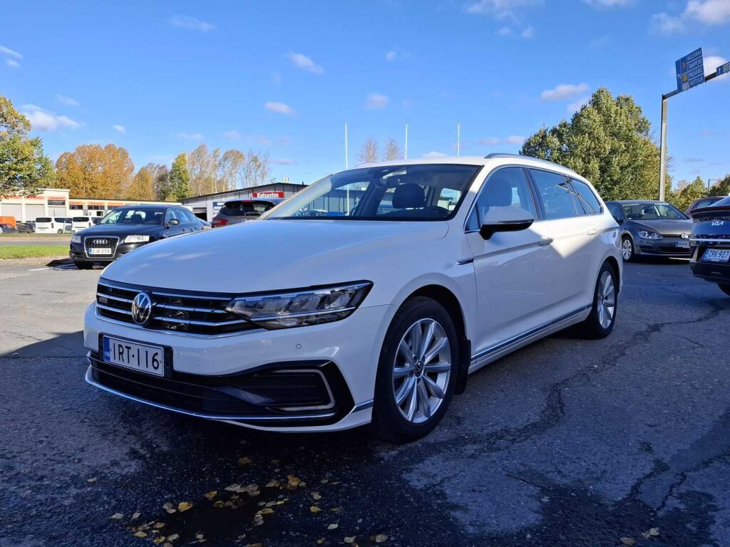 Volkswagen Passat 2021 Valkoinen