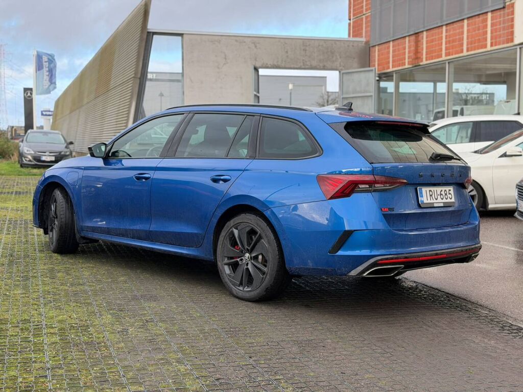 Skoda Octavia 2024 Sininen