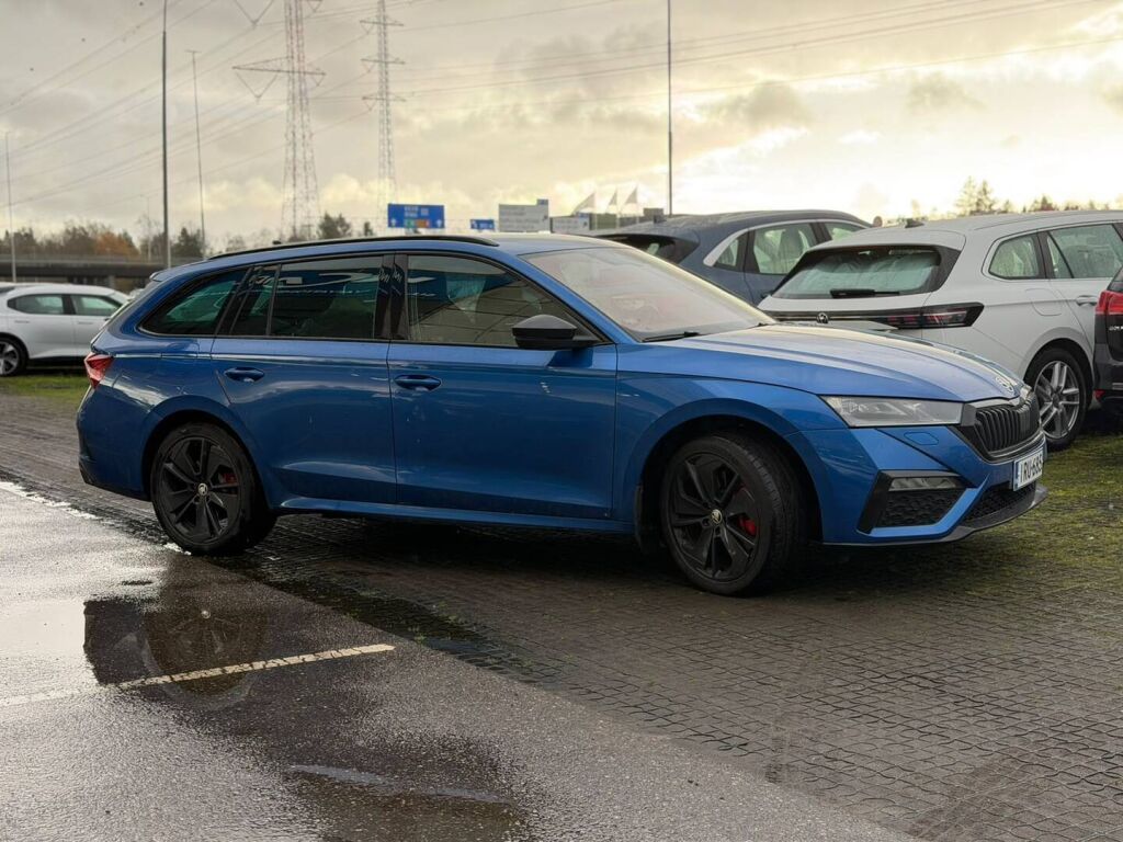 Skoda Octavia 2024 Sininen
