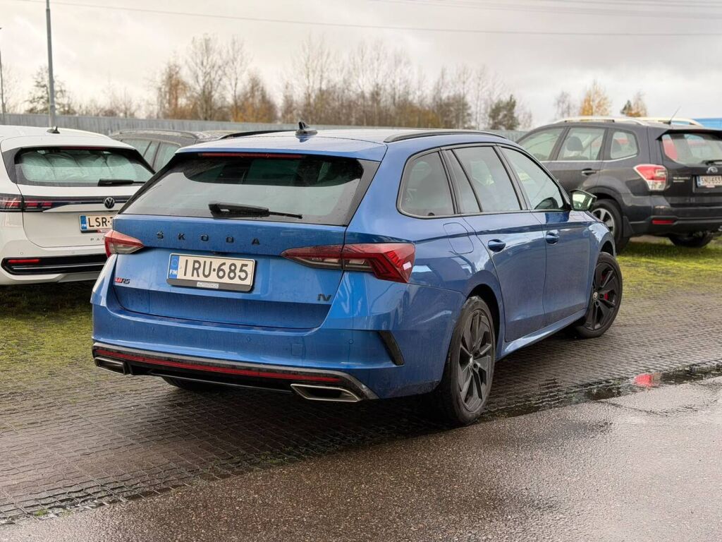 Skoda Octavia 2024 Sininen