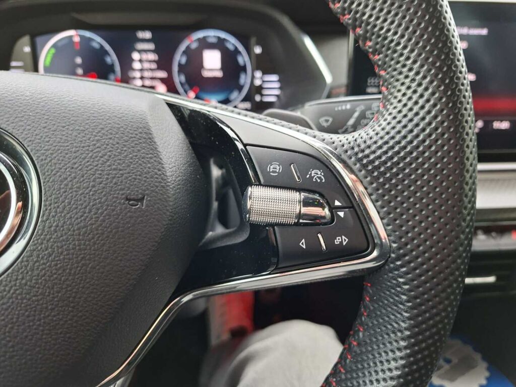 Skoda Octavia 2024 Sininen