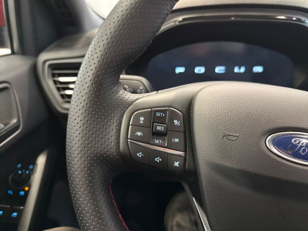 Ford Focus 2025 Punainen