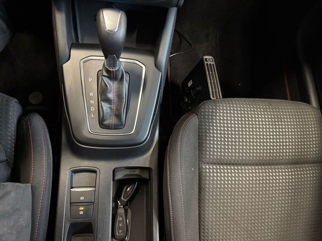 Ford Focus 2025 Punainen