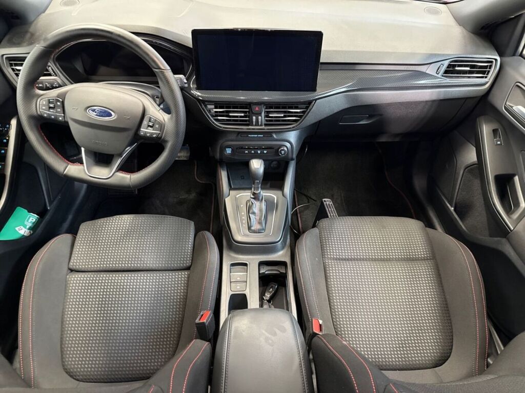 Ford Focus 2025 Punainen