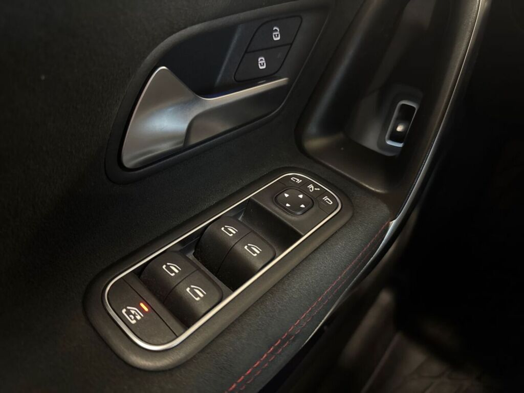 Mercedes-Benz CLA 2023 Musta