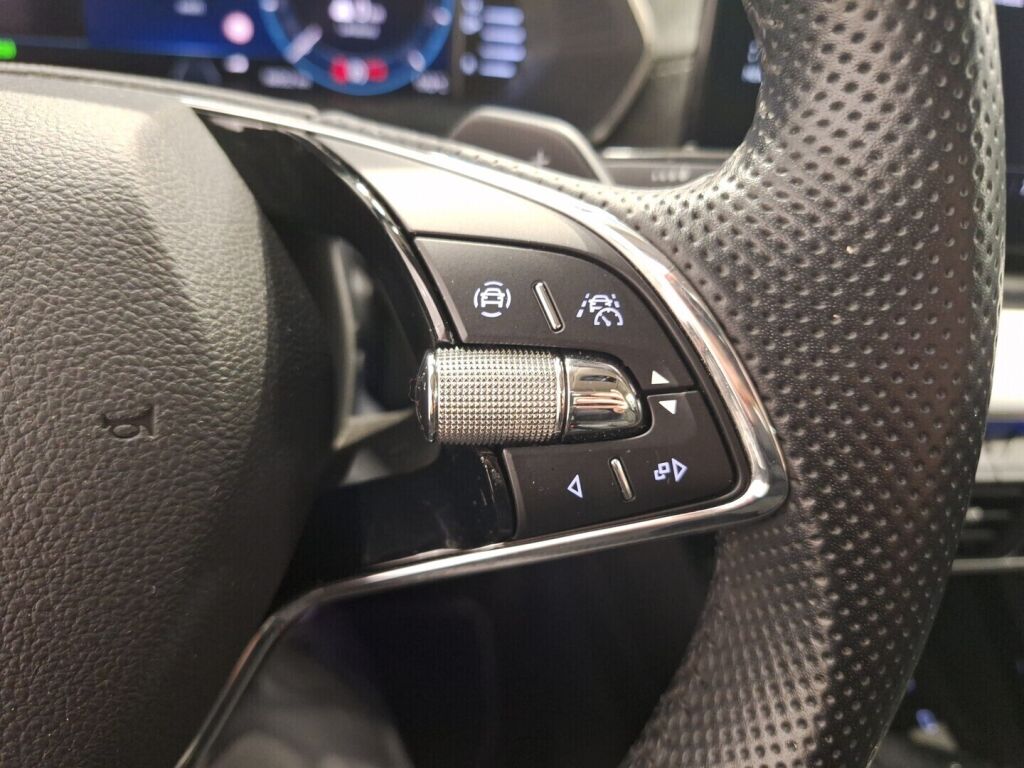 Skoda Octavia 2021 Musta