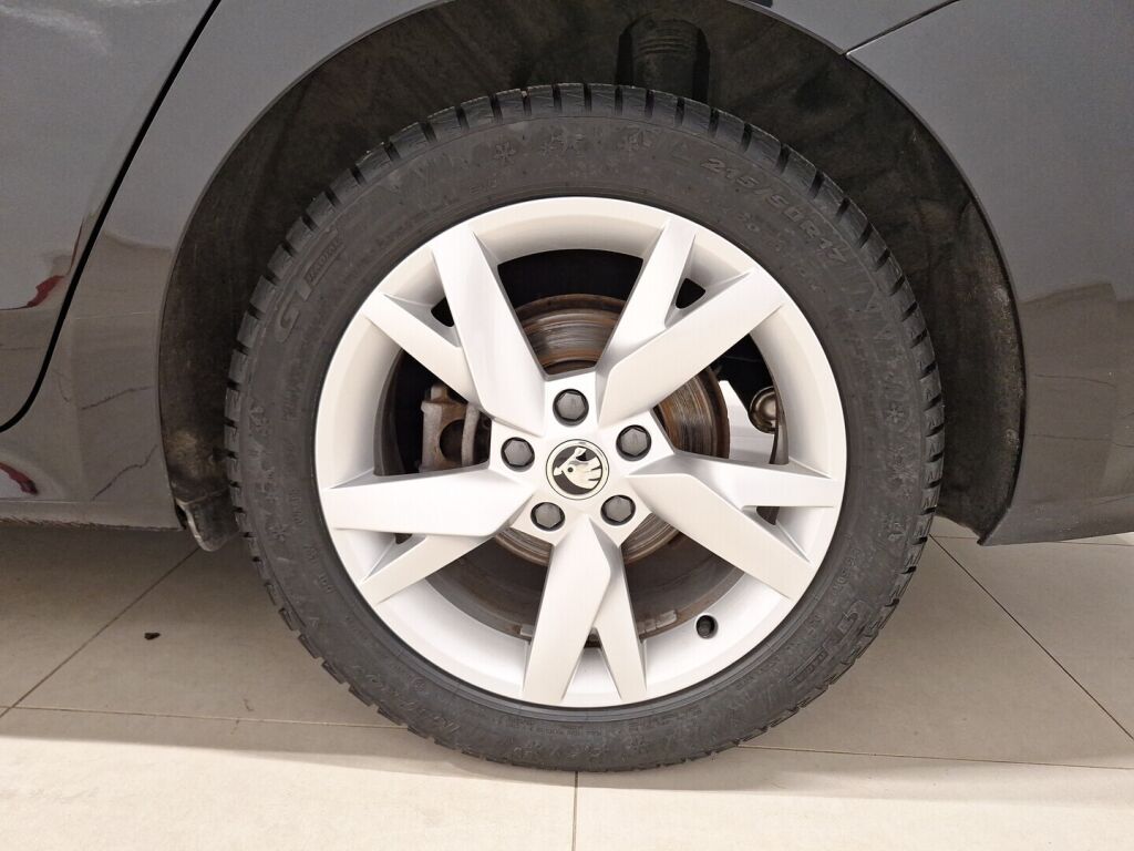 Skoda Octavia 2021 Musta