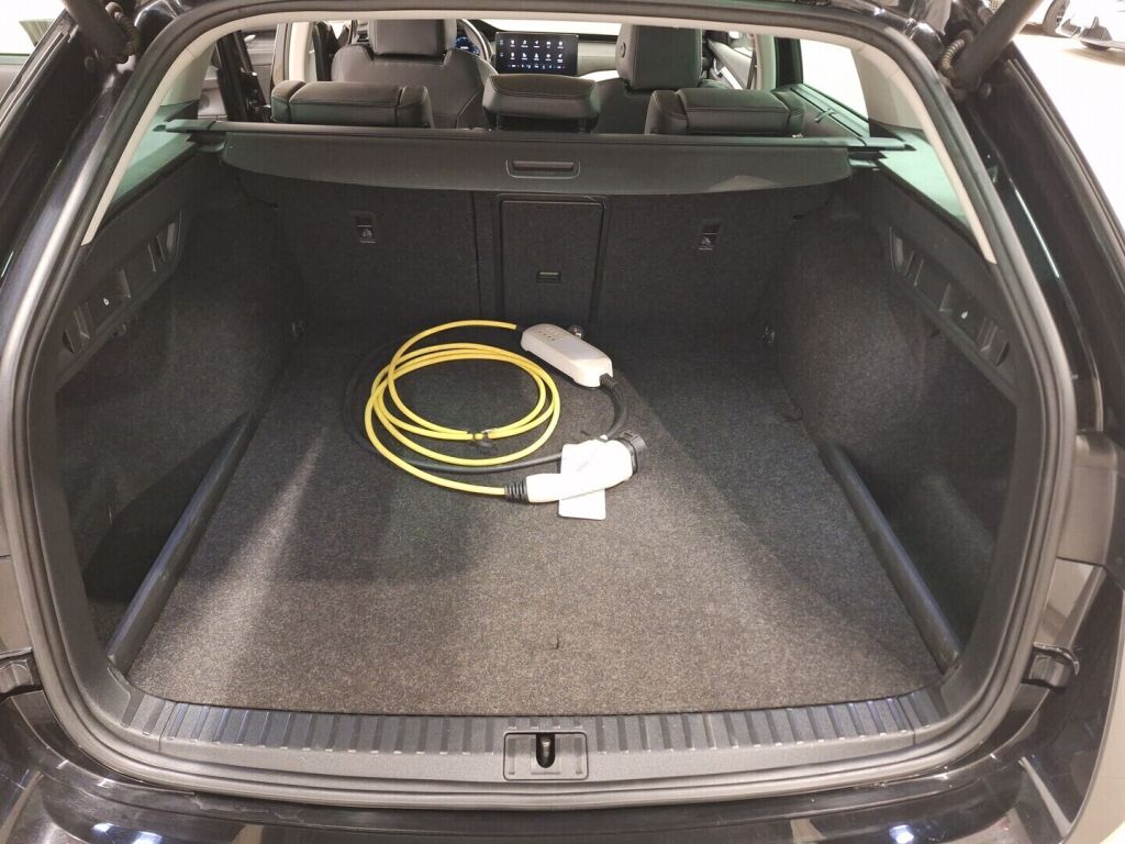 Skoda Octavia 2021 Musta