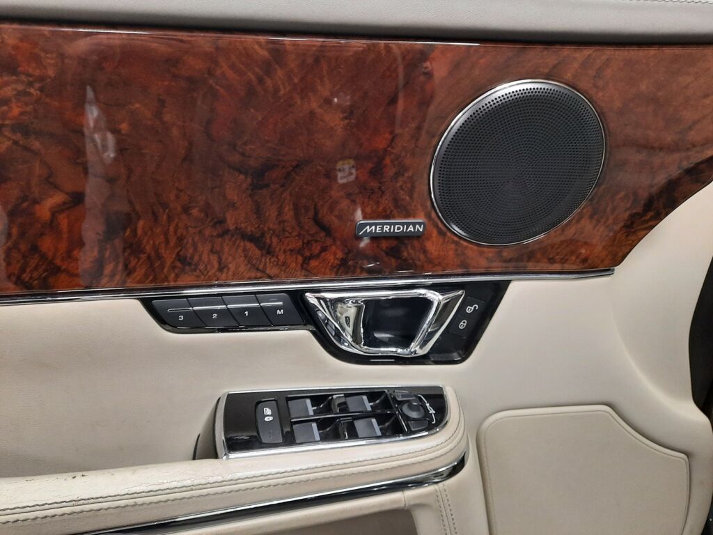 Jaguar XJ 2017 Harmaa