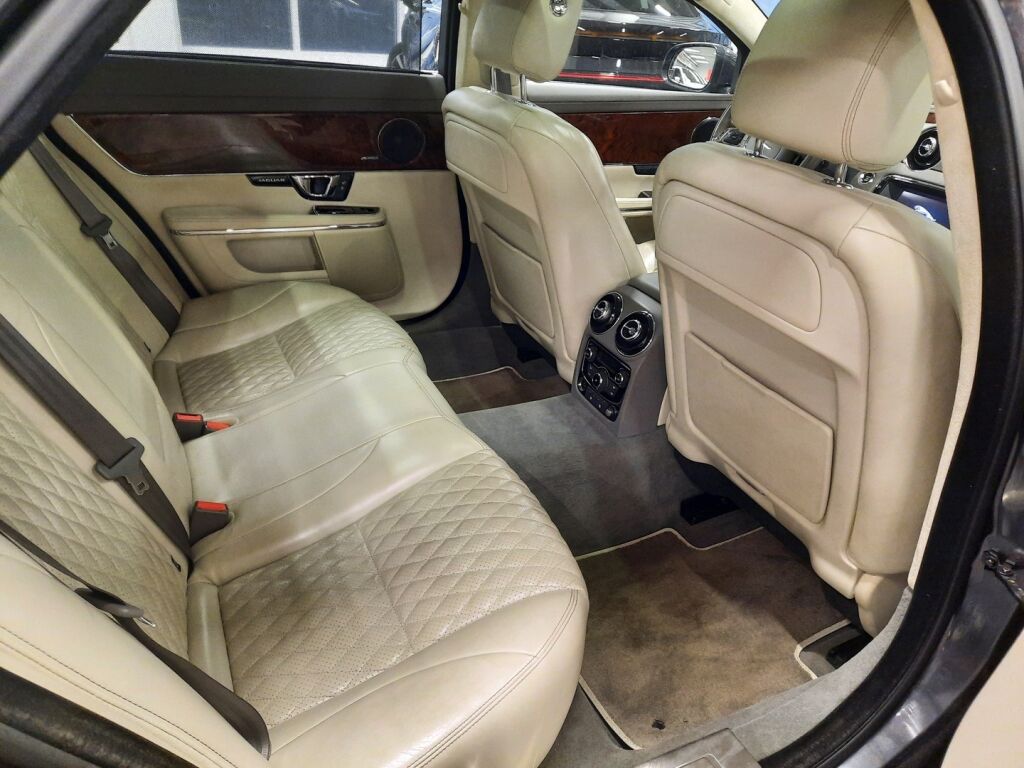 Jaguar XJ 2017 Harmaa