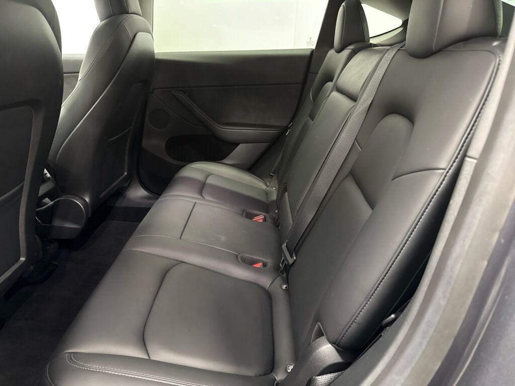 Tesla Model Y 2022 Harmaa