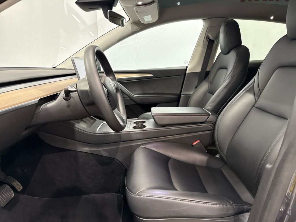 Tesla Model Y 2022 Harmaa