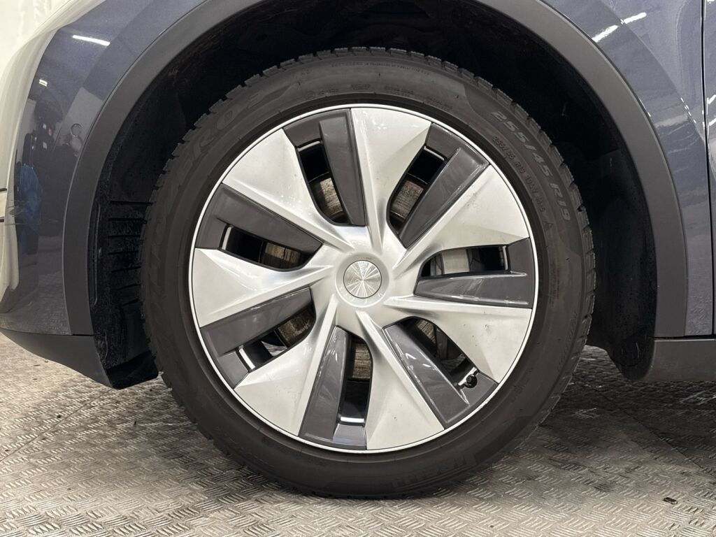 Tesla Model Y 2022 Harmaa