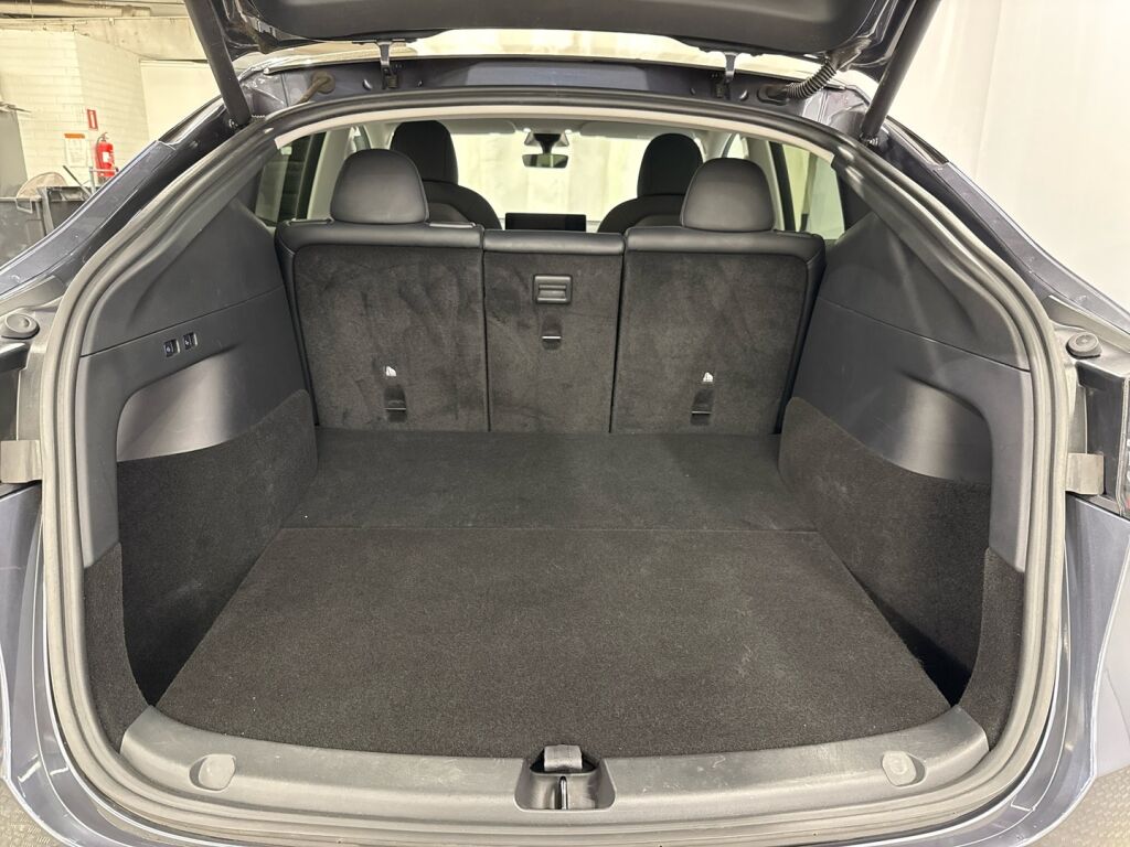 Tesla Model Y 2022 Harmaa