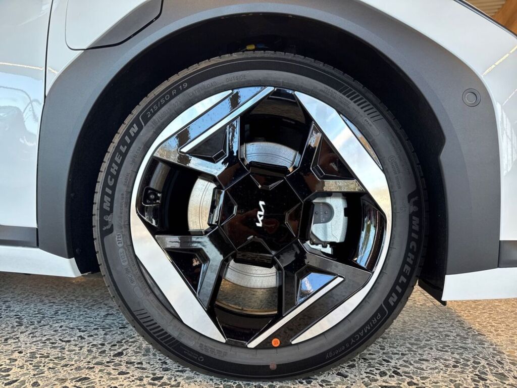 Kia EV4 2026 Valkoinen