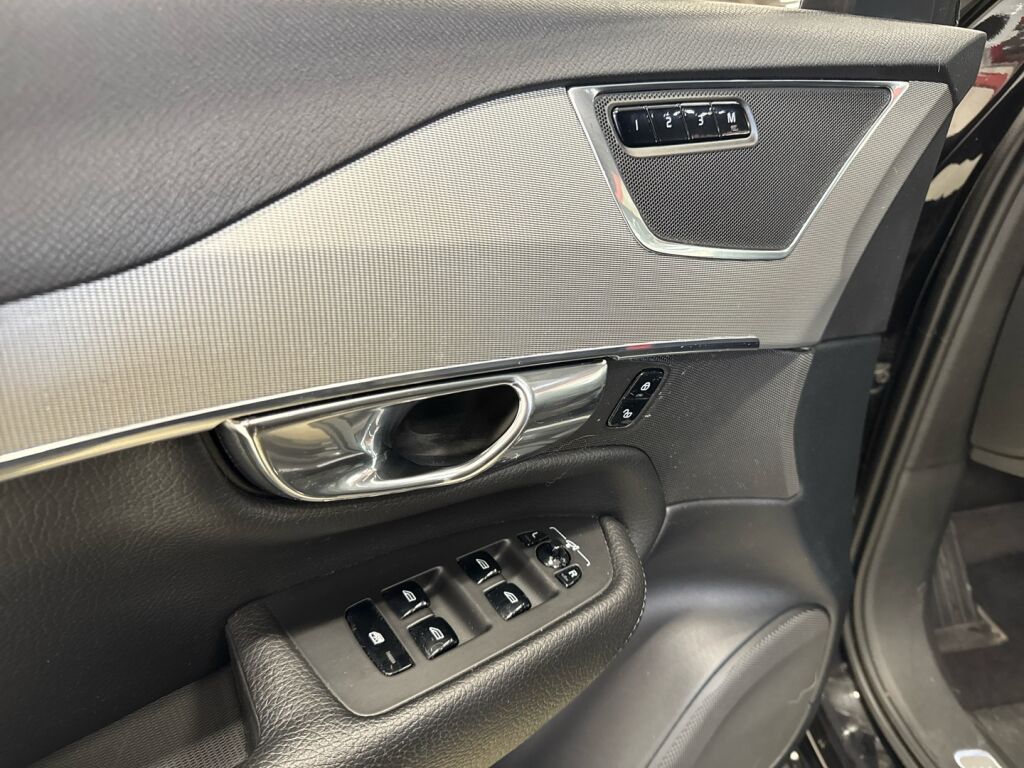 Volvo XC90 2017 Musta