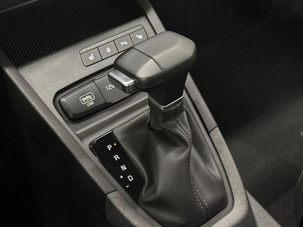 Kia Stonic 2026 Musta