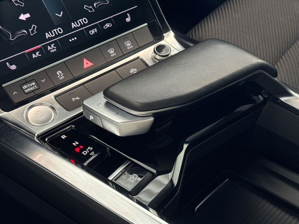 Audi e-tron 2020 Musta