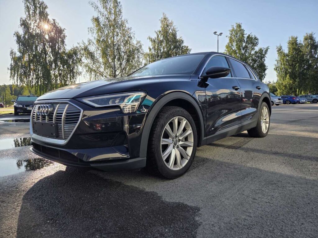 Audi e-tron 2020 Musta