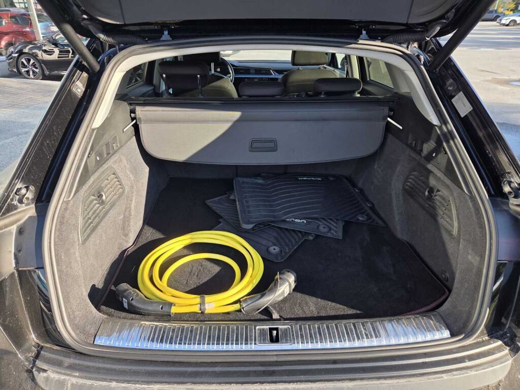 Audi e-tron 2020 Musta