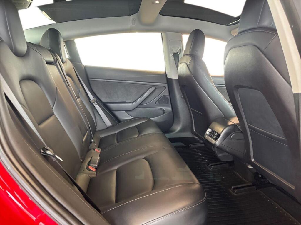 Tesla Model 3 2019 Punainen