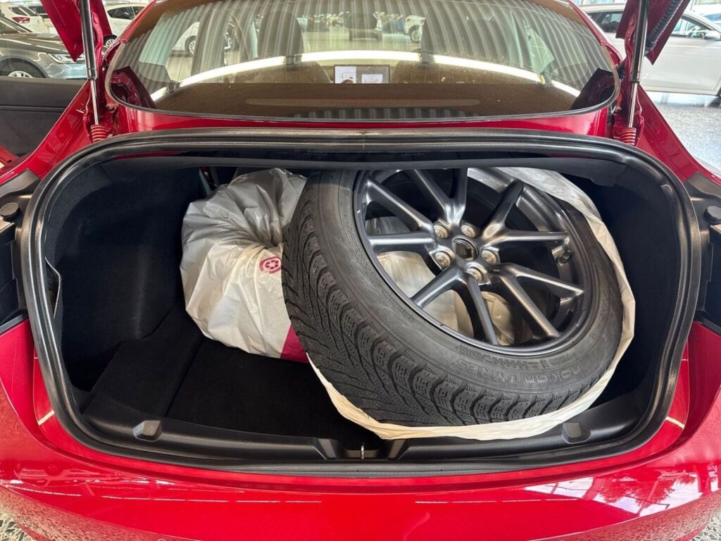 Tesla Model 3 2019 Punainen