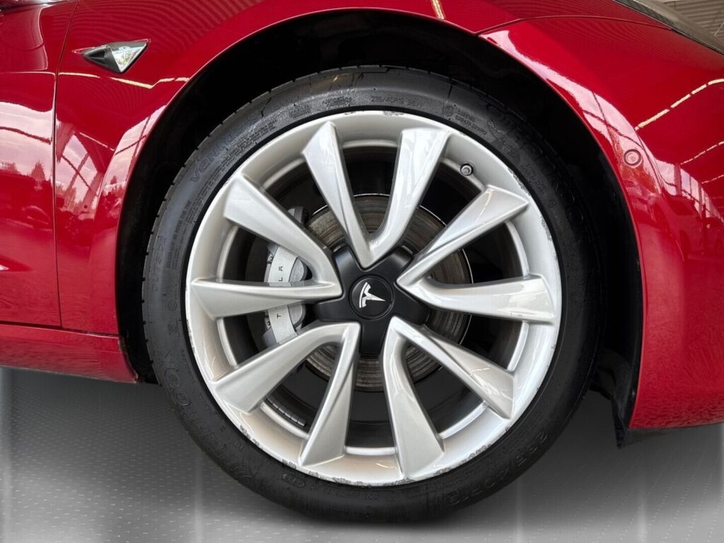Tesla Model 3 2019 Punainen