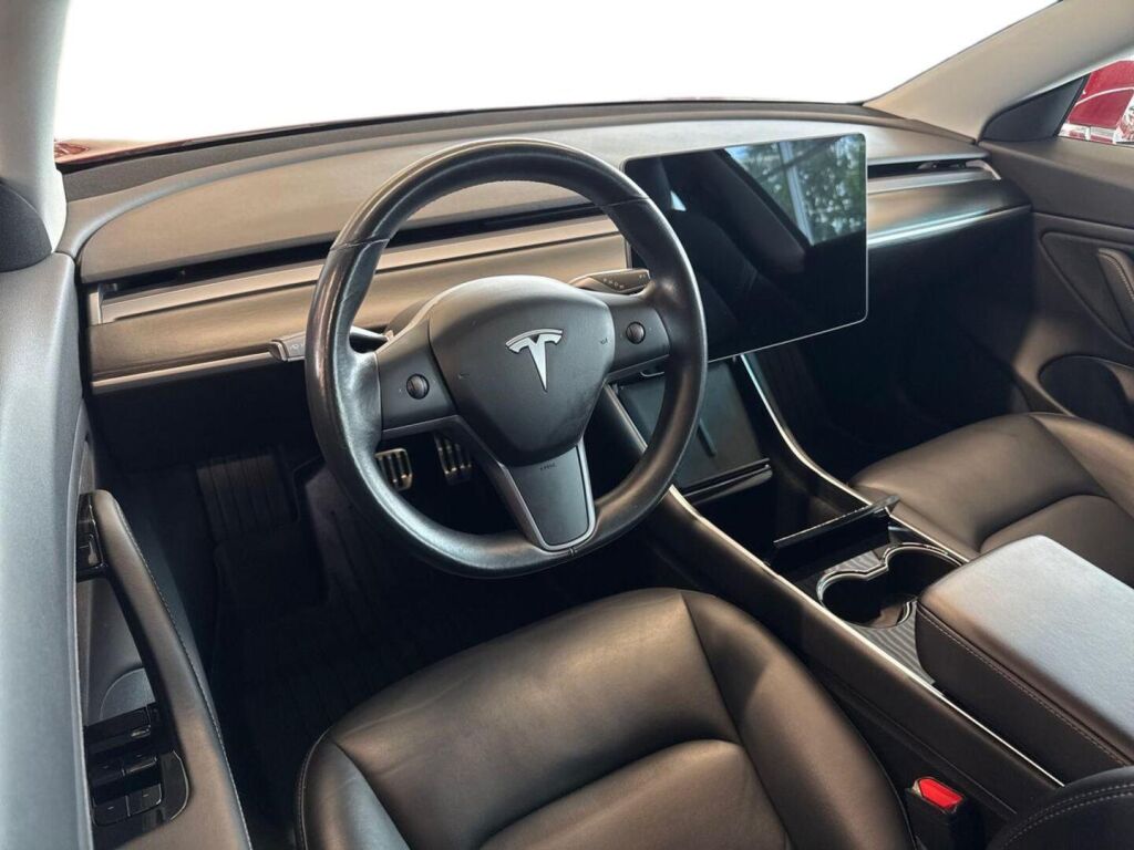 Tesla Model 3 2019 Punainen