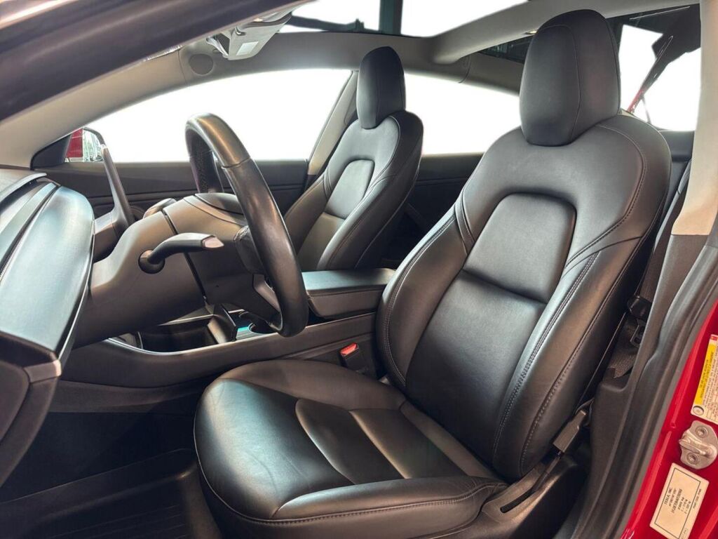 Tesla Model 3 2019 Punainen
