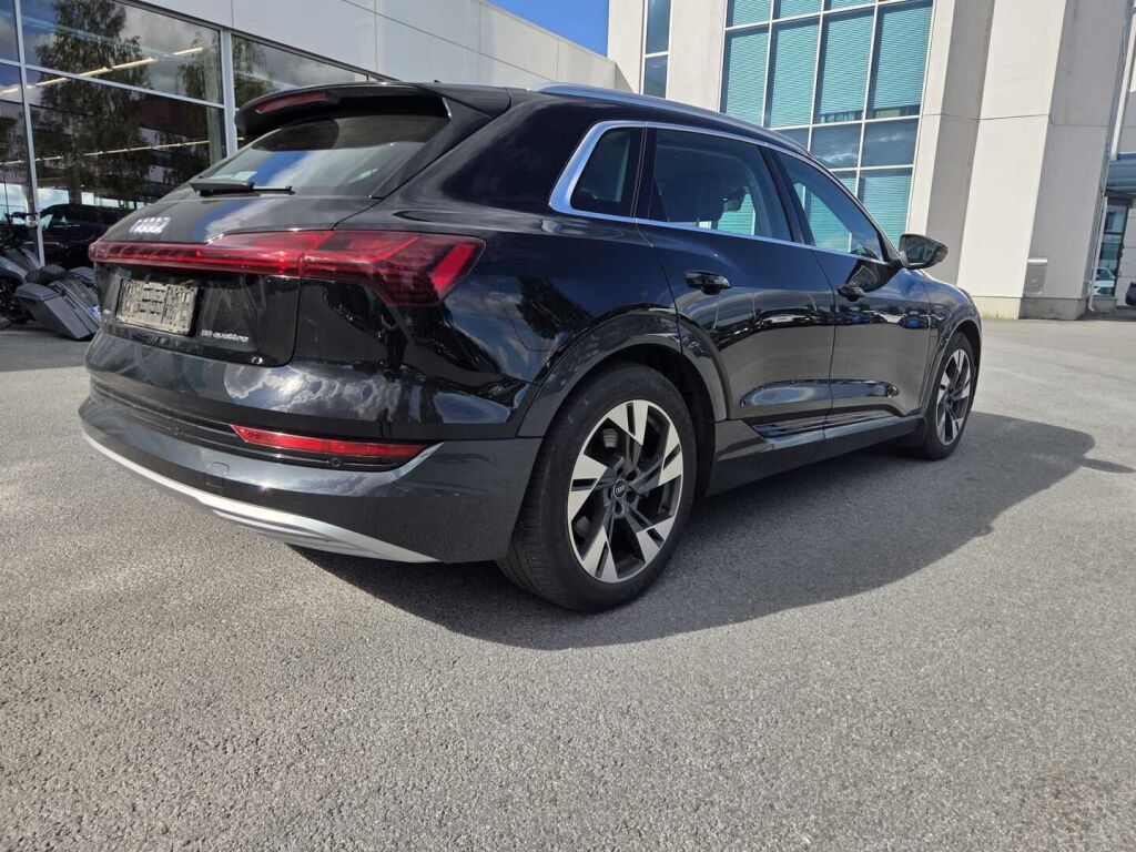 Audi e-tron 2022 Musta