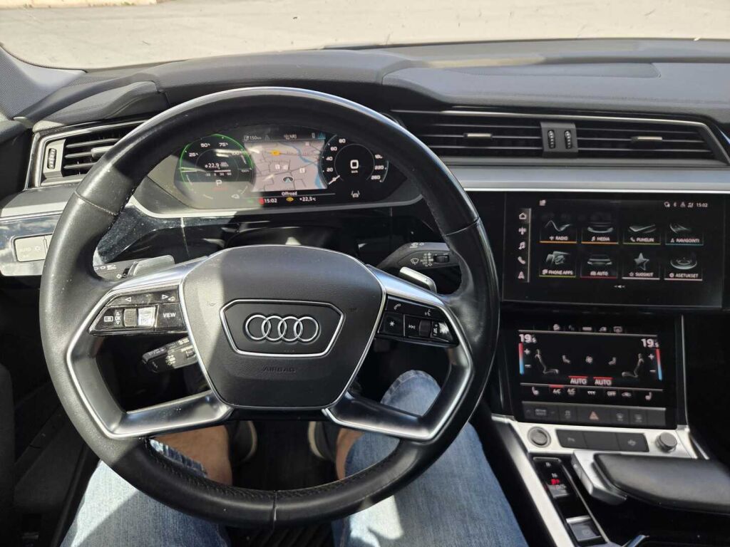 Audi e-tron 2022 Musta
