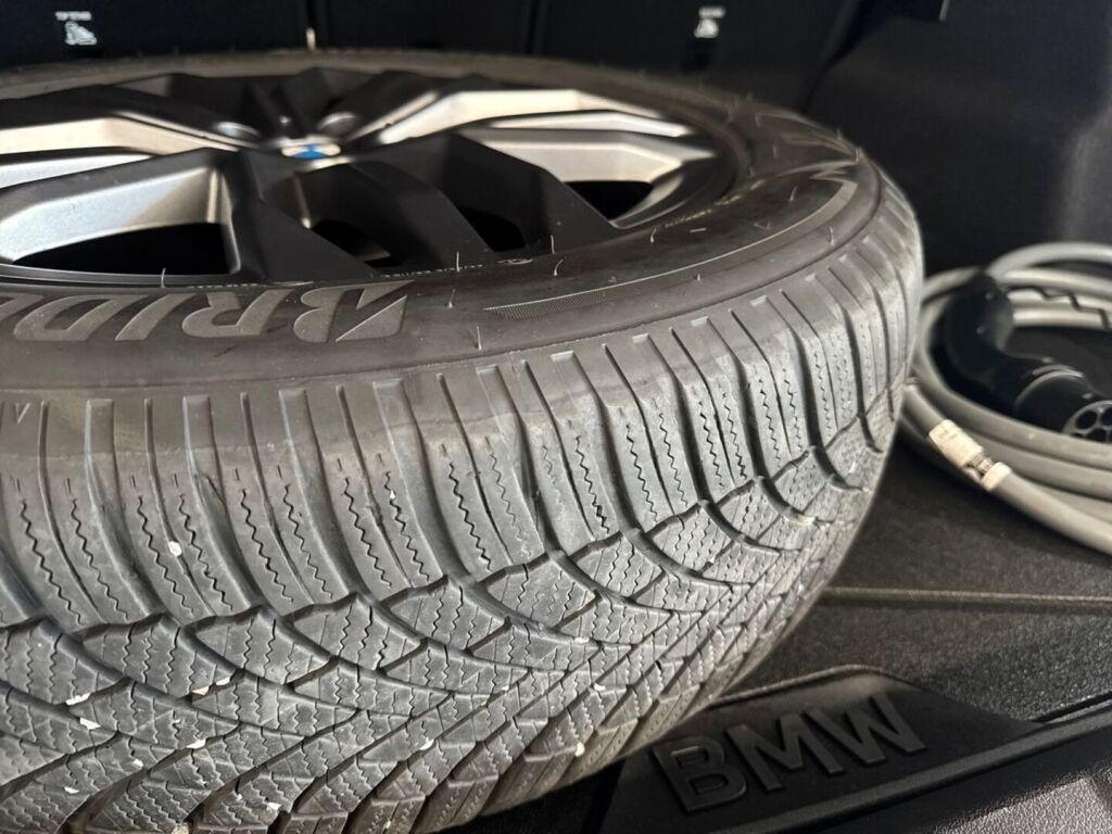 BMW iX2 2024 Harmaa (Brooklyn Grey)